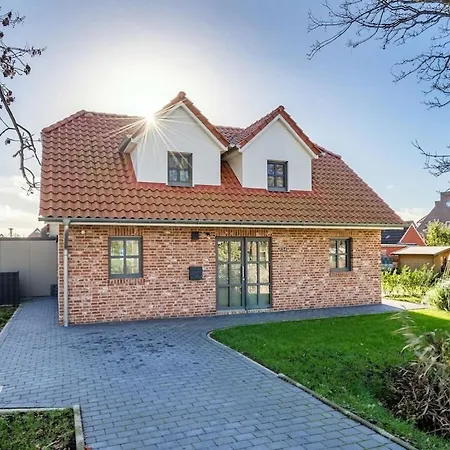 With 3 Bedrooms بيت للعطل